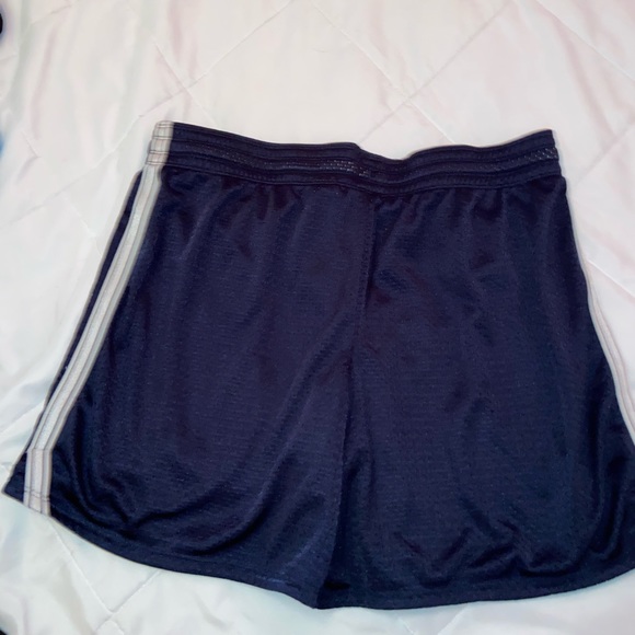 woman’s nike athletic shorts - Picture 3 of 5